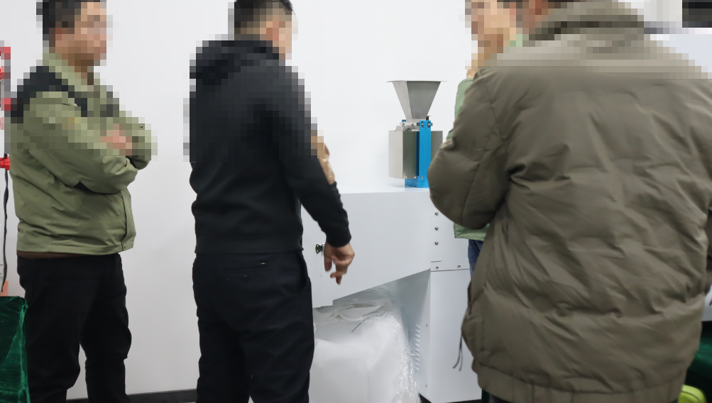 無(wú)錫某有限公司赴上海理濤考察耐碎石沖擊試驗(yàn)機(jī)